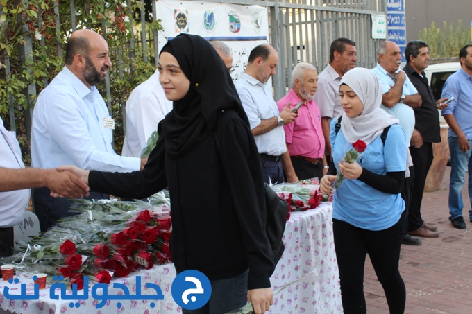 انتظام الدراسة في ثانوية جلجولية واستقبال الطلاب بالورود